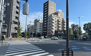 余丁町通りとの交差点で反対側へ渡り、左に曲がる