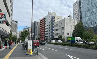 東新宿駅A2出口を出て左に400mほど直進